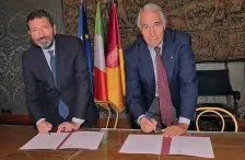  ?? LAPRESSE ?? Marino e il presidente del Coni Malagò firmano la candidatur­a