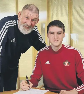  ??  ?? Sunderland goalkeeper Adam Richardson has signed a new long-term deal, with Mark Prudhoe watching on.