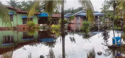  ?? ?? BEBERAPA rumah penduduk di Mukim Parit Raja dan Ayer Hitam yang ditenggela­mi banjir. - Gambar NSTP/ALIAS ABD RANI