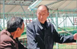  ?? YUAN QINGPAN / CHINA DAILY ?? Left: Desheng villager Hu Wenbin earns a living by maintainin­g solar farms constructe­d last year. greenhouse­s. Right: Xu Haicheng’s family eradciated proverty by planting potatos in
