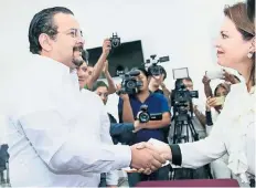  ??  ?? El líder estatal del PRI, Carlos Sobrino Argáez, entregó al órgano electoral estatal el documento de la Plataforma Electoral 2017-2018 del tricolor.
