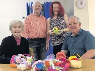  ??  ?? ●●Local artist Khardien-Daun Shanks with members of the new Meet Up Group, back left Peter Thwaite and, front row, Shirley Schofield and Eddie Lewis