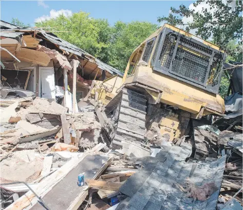  ?? TROY FLEECE ?? Wreckage and debris surrounded a bulldozer on Wednesday after a rampage at a farmhouse in the RM of Calder the night before.