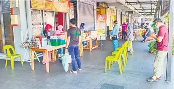  ??  ?? OPERASI: Pematuhan kepada SOP tetap menjadi keutamaan bagi pengusana gerai makan dan restoran.