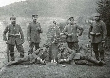  ??  ?? Das Foto zierte eine Postkarte, die in die Heimat der Soldaten geschickt wurde. Es zeigt Soldaten vor einem Bierfass und einem Weihnachts­baum. Links unten liegend ist der gestorbene Ecknacher Gastwirt Anton Gutmann zu erkennen.