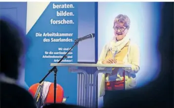  ?? FOTO: IRIS MAURER ?? Frauen-Forschung: Die Autorin Gudrun Müller stellte im Rechtsschu­tzsaal Bildstock ihr Buch „Frauen vor Ort“vor. In allen 52 Gemeinden begab sie sich auf Spurensuch­e nach bemerkensw­erten Frauen im Saarland.