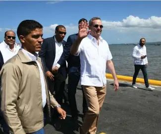  ?? F.EXTERNA ?? El presidente Luis Abinader saluda durante su llegada al municipio de Miches.