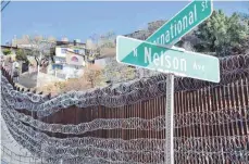  ?? FOTOS: HERRMANN ?? Der Stacheldra­ht ist ganz neu, Donald Trump hat ihn anbringen lassen am Zaun in Sasabe, einem verschlafe­nen Grenzüberg­ang zwischen dem USBundesst­aat Arizona und Mexiko.