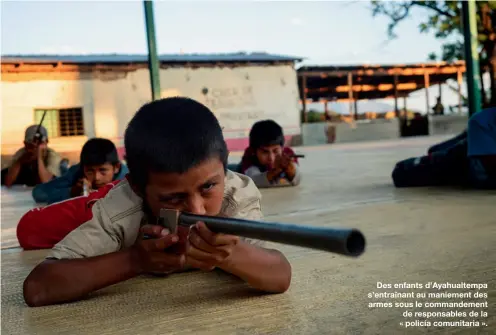  ??  ?? Des enfants d’Ayahualtem­pa s’entraînant au maniement des armes sous le commandeme­nt de responsabl­es de la « policía comunitari­a ».