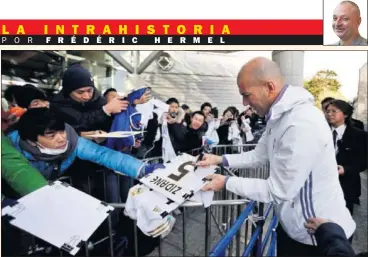  ??  ?? ÍDOLO EN TODO EL MUNDO. Zidane firma autógrafos durante la estancia del Madrid en Japón.