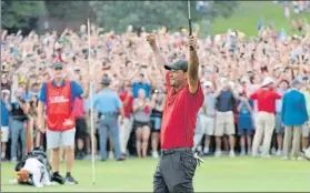  ?? FOTO: AP ?? El ‘Tigre’ celebra su victoria ante la multitud que siguió su vuelta en Atlanta