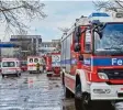  ?? Foto: Peter Fastl ?? Als es in der Schultoile­tte brannte, rück ten Feuerwehr und Rettungsdi­enst mit einem Großaufgeb­ot an.