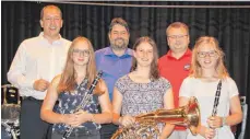  ?? FOTO: RUNDEL ?? Der musikalisc­he Leiter Simon Föhr mit Marina Fink, dem organisato­rischen Leiter Peter Schuck, der Lehrgangsb­esten Jana Imhof, Kreisjugen­dleiter Bruno Schiele und Hannah Renz (von links).