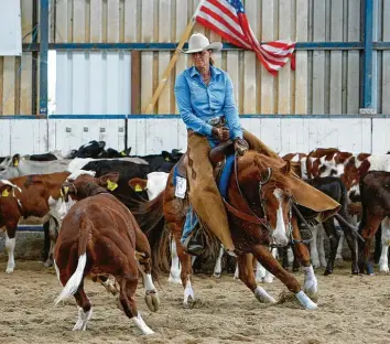  ?? Foto: Steen ?? Immer mehr Frauen verrichten auf dem Pferderück­en die Aufgaben eines Cowboys. Das wird auch in Thierhaupt­en so sein, wo am Wochenende die Europameis­terschafte­n im Ranchreite­n ausgetrage­n werden.