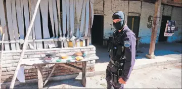  ??  ?? POLICÍA. UN GRUPO DE AGENTES Y SOLDADOS FUERON INSTALADOS EN EL CANTÓN PARA BRINDAR SEGURIDAD.