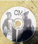  ??  ?? El CD que grabó el delantero (a la izquierda) junto a Cayo, a quien apoda Matamba.