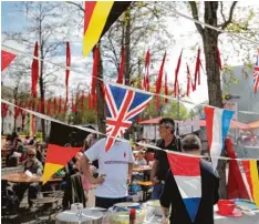  ??  ?? Das Kirschblüt­enfest zog am Wochenende viele Menschen nach Oberhausen auf den Helmut Haller Platz.