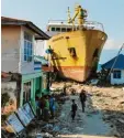  ?? Foto: Jewel Samad, afp ?? Schiffe, die an Land gerutscht sind, überall Zerstörung.