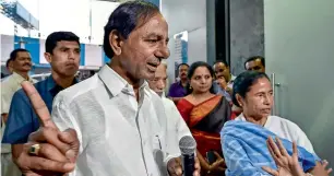  ?? PTI ?? Mamata Banerjee with Chandrashe­khar Rao address the media in Kolkata on Monday. —