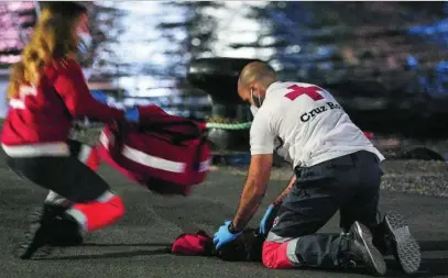  ?? EFE ?? Dos voluntario­s de Cruz Roja reaniman a Nabody que llegó en parada cardíaca a la Isla de Gran Canaria, el martes