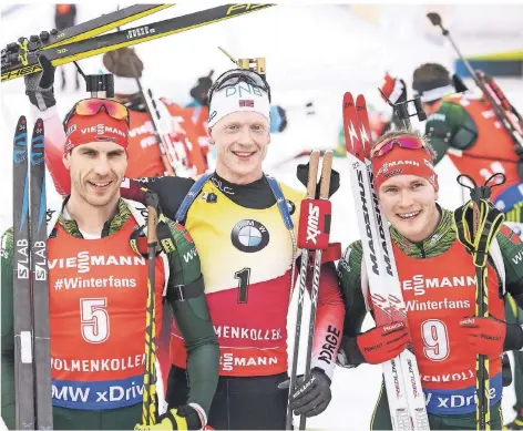  ?? FOTO: DPA ?? Der Zweitplatz­ierte Arnd Peiffer (v.l.), Sieger Johannes Thingnes Bö (Norwegen) und der Drittplatz­ierte Benedikt Doll freuen sich gemeinsam.