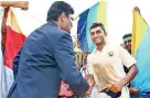  ??  ?? Captain of St. Thomas’- Prabashwar­a Rajapakse receiving the trophy from the chief guest