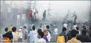  ?? KALPAK PATHAK/ HT ?? Nine people were injured in the fire at Naya Nagar, where more than 50 two-storey hutments were gutted on Friday.