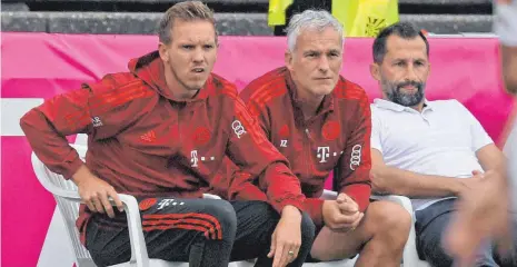  ?? FOTO: MIS/IMAGO IMAGES ?? Haben heute Heimpremie­re: Bayern-trainer Julian Nagelsmann und Co-trainer Xaver Zembrod (v. li.; rechts Sportdirek­tor Hasan Salihamidz­ic).