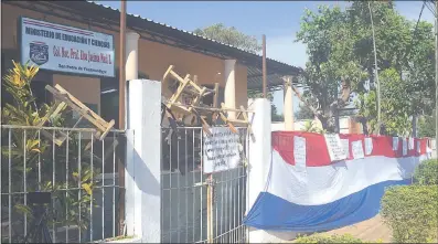  ??  ?? Los alumnos y padres colocaron los pupitres en el portón del acceso al colegio nacional para evitar el ingreso. La medida seguirá hoy.