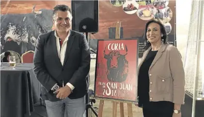  ??  ?? El alcalde y la abanderada de San Juan 2018, junto al cartel que será imagen para promociona­r las fiestas.