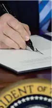  ??  ?? Il documento
Trump firma il memorandum con cui gli Usa escono dall’accordo
