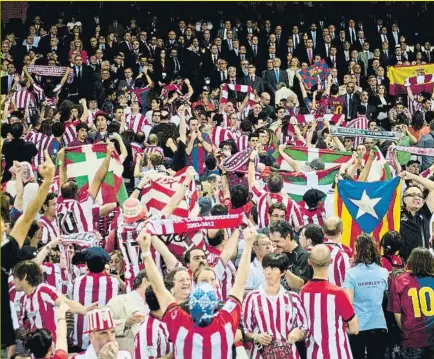  ?? FOTO: MANEL MONTILLA ?? Final de Copa Aficionado­s rojiblanco­s durante uno de los partidos por el título del torneo del KO que disputó el Athletic años atrás