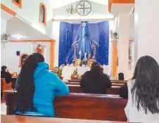  ??  ?? Plegaria. Desde la iglesia de la Santa Cruz, los devotos piden para que el padre Pedro vuelva al templo y al albergue de migrantes.