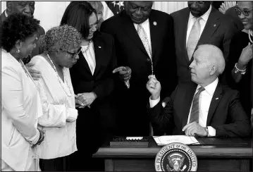  ?? EVAN VUCCI / ASSOCIATED PRESS FILE (2021) ?? Rep. James Clyburn, D-S.C., points to Opal Lee as President Joe Biden hands out a pen after signing the Juneteenth National Independen­ce Day Act on June 17, 2021, in the White House.