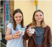 ??  ?? Das erste Eisdielen‰Eis in diesem Jahr: Die Cousinen Laurie Schwarz (rechts) und Amelie Szepessy.