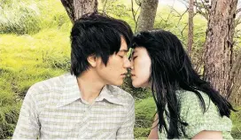  ??  ?? Toru (Ken’ichi Matsuyama) liebt die psychisch labile Naoko (Rinko Kikuchi). Um 22.25 Uhr in „Naokos Lächeln“auf 3sat.