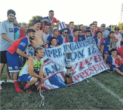  ??  ?? Los festejos de los jugadores: en fútbol, Atlético Ventana volvió a ser campeón.