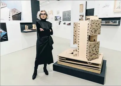  ?? DANI DUCH ?? Pinós en su exposición en el Museo ICO, ante la maqueta de la Torre Cube en Guadalajar­a, México