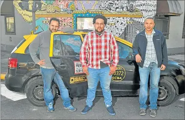  ?? JUAN OBREGON ?? TAXISTAS. Carlos, Rodolfo y Giovanni, profesiona­les que trabajan junto a otros diez venezolano­s.