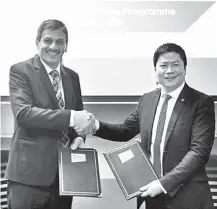  ??  ?? DARI KIRI: Ketua Pegawai Eksekutif dan Provost Heriot-Watt University Malaysia Professor Mushtak Al-Atabi bersalaman dengan Pemangku Ketua ACCA Malaysia Edward Ling selepas menandatan­gani MoU.