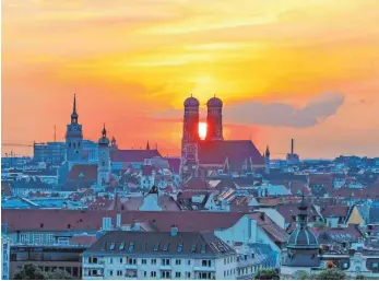  ?? FOTO: FLORIAN GANSLMEIER/DPA ?? Sonnenunte­rgang über München: Die Stadt so ins Bild zu setzen, ist eine kleine Kunst.