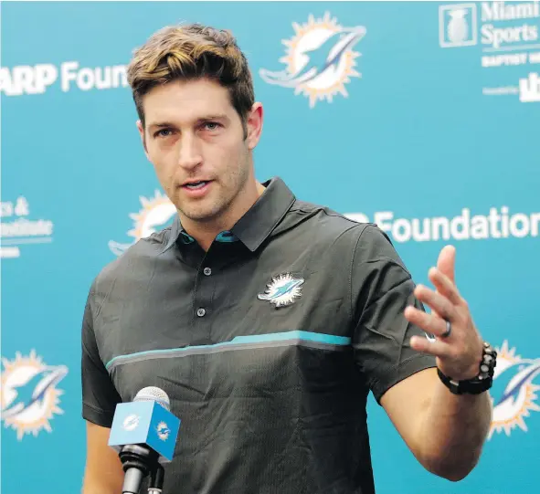  ?? — AP ?? New Miami Dolphins quarterbac­k Jay Cutler said at a news conference Monday that he has recovered from a shoulder injury suffered last year and intends on starting to practice today. Cutler is replacing starting QB Ryan Tannehill, who’s out with a left...