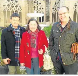  ?? ?? Magdalena Garrido (c), junto a Claude Révolte y el catedrátic­o de dirección de orquesta Ángel Luis Pérez Garrido., en los Claustros de Santo Domingo.