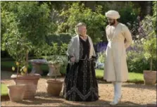  ?? PETER MOUNTAIN, FOCUS FEATURES ?? Judi Dench (left) is Queen Victoria and Ali Fazal (right) is Abdul Karim in “Victoria and Abdul.”