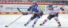  ?? FOTO: DIETER REINHARDT ?? Jamison MacQueen (Nr. 95) auf dem Weg zum 1:0 für die Wild Wings. Mark Katic von den Adler Mannheim kann nicht mehr eingreifen.