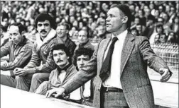  ?? FOTO: NICOLÁS GONZÁLEZ ?? Marinus Michels, en el banquillo del FC Barcelona