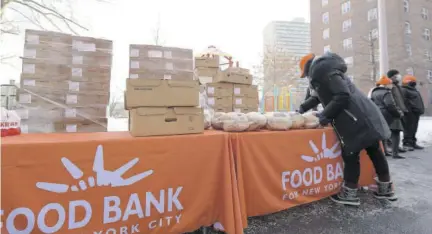  ?? (Photo: AFP) ?? Food Bank For New York City distribute­s turkeys, toys, and more with Tracy Morgan, Good+ Foundation, And Council Member Vanessa Gibson to Bronx residents at Highbridge Houses on December 19, 2020 in Bronx, New York.