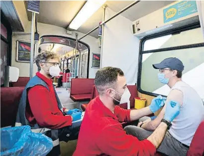  ?? ?? Vacunación entre dos paradas de tren en Frankfurt, la última iniciativa para aumentar la cobertura