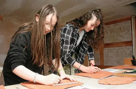  ?? DANIEL WIEGAND ?? Jasmin Dreßler und Marcella Siebert gestaltete­n Tonplatten mit Motiven aus Uder.