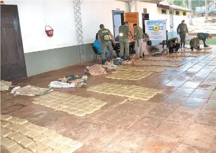  ??  ?? Sin freno. En un operativo realizado ayer en Misiones, Gendarmerí­a incautó más de 350 kilos de marihuana.